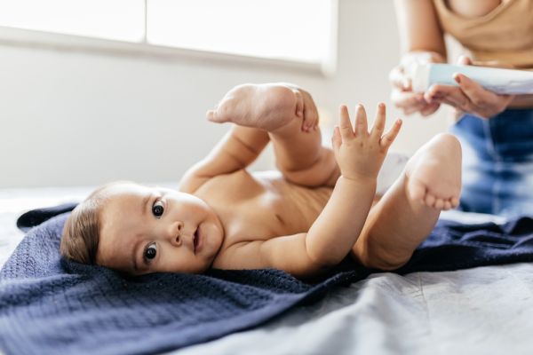 #ConseilBébé : Rougeurs, pleurs au moment du change… et si bébé souffrait d’un érythème fessier ?