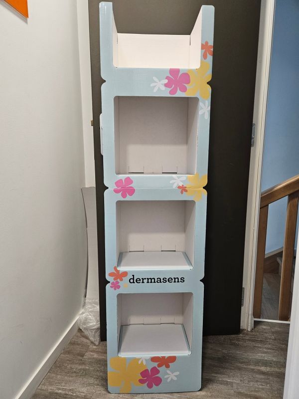 Présentoir neuf en carton à donner à la première personne qui le demande.