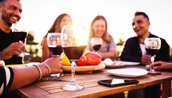 Apéros de l’été : les dangers de l’alcoolisme