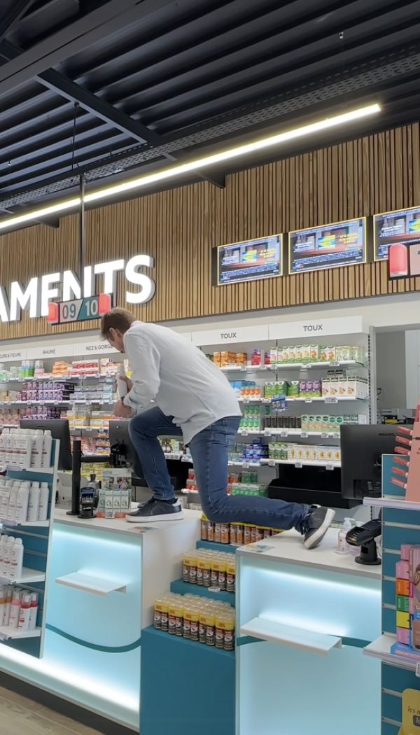 🎤 Au cas où vous vous demandiez qui gère la playlist à la pharmacie… maintenant vous savez 😭😂